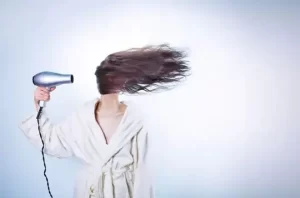 10 عادات تسبب ترقق الشعر