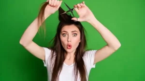 10 عادات تسبب ترقق الشعر