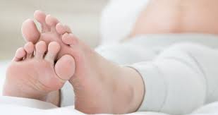 علاج تورم القدمين أثناء الحمل