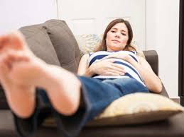 علاج تورم القدمين أثناء الحمل