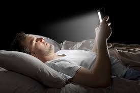 أضرار وضع الهاتف في السرير أثناء النوم