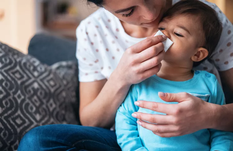 علاج سيلان الأنف للاطفال في المنزل