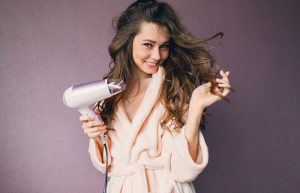 طريقة لتنعيم الشعر في البيت