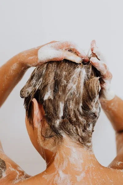 هل غسل الشعر يوميا مضر