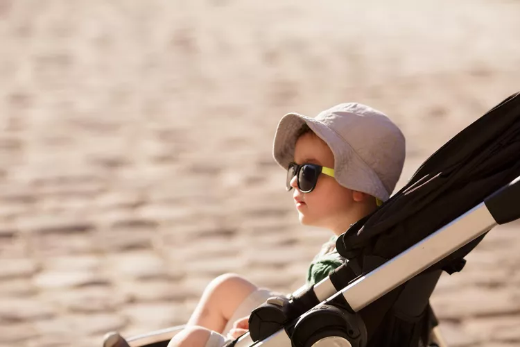 أعراض ضربة الشمس عند الأطفال وعلاجها