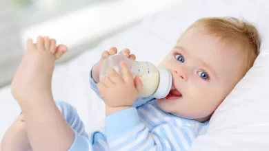 متى يشرب الطفل الحليب العادي؟