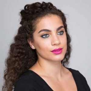 طريقة تسريح الشعر المجعد