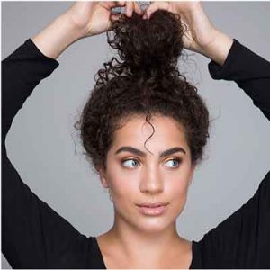 طريقة تسريح الشعر المجعد