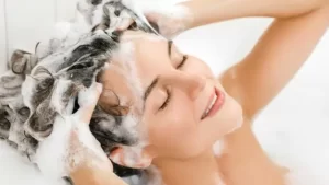 10 عادات تسبب ترقق الشعر