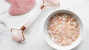 مقشر الملح الهيمالايا الوردي وماء الورد 