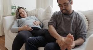 علاج تورم القدمين أثناء الحمل