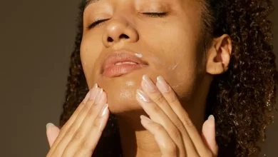 إزالة شعر الوجه بالشمع خطوة بخطوة