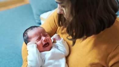 كيفية تهدئة الرضيع المصاب بالمغص