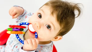 طرق طبيعية لتخفيف آلام التسنين عند الأطفال