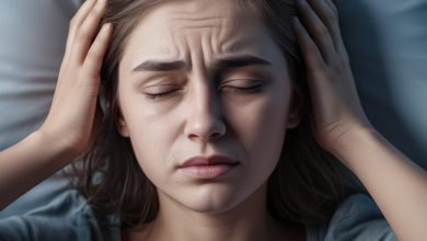 هل قلة النوم تسبب الصداع