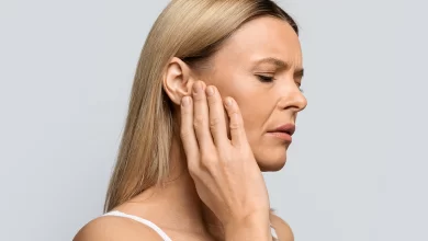 كيف اخرج الماء من الاذن في المنزل