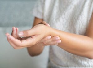 أسباب خدر اليدين أثناء النوم